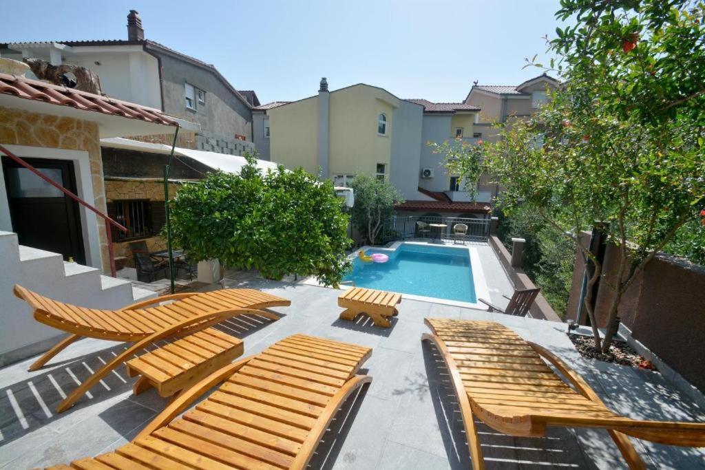 Vlade- From The Heated Pool To The In 1 Minute